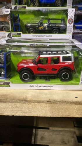 Машина Jada 1:24 Ford Bronco 2021 (красный) с дополнительным комплектом колес фото 6