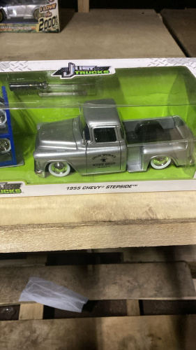 Машина (Пикап) Jada 1955 Chevy Stepside Pickup 1:24 с дополнительным комплектом колес фото 6