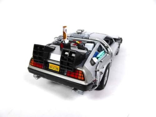 Модель автомобиля (машина времени) Делориан Delorean DMC-12 1:24 BACK TO THE FUTURE (Назад в будущее) фото 8