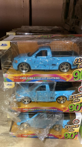 Машина Jada 1:24  I Love The 90’s 1999 Ford F150 SVT Lightning (небесно голубой) фото 8