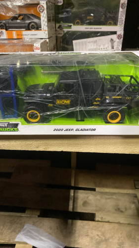 Машина 1:24 Jada 2020 Jeep Gladiator с дополнительным комплектом колес фото 3